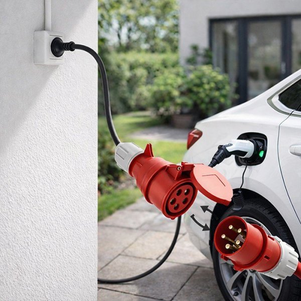 Qoltec Adapter siłowy do ładowarek EV | gniazdo CEE 32A 5P 400V na SCHUKO 230V | max 16A | 3.5kW