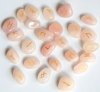 Runy z naturalnych różowych kamieni kwarcu - znaki runiczne na kamykach kwarcu z woreczkiem w komplecie