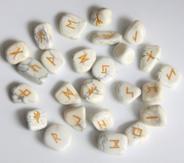 Runy z naturalnych kamieni Biały Howlit w sakiewce - alfabet runiczny do nauki wróżenia