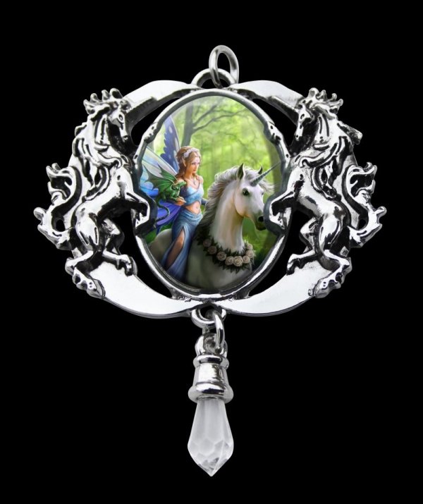 gotycka kamea z elfem, smokiem i jednorożcem - magiczna biżuteria od Anne Stokes