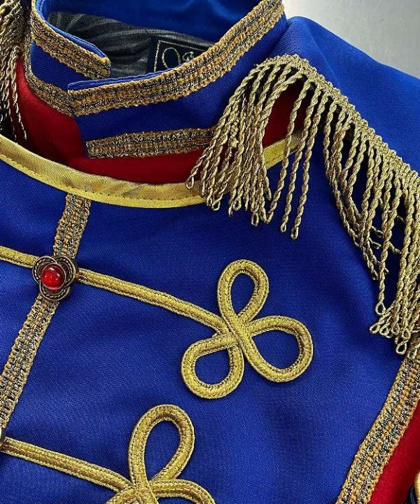 Kostium Dziadek do Orzechów – czerwono-niebieski strój perkusistki, damski, przód zbliżenie 