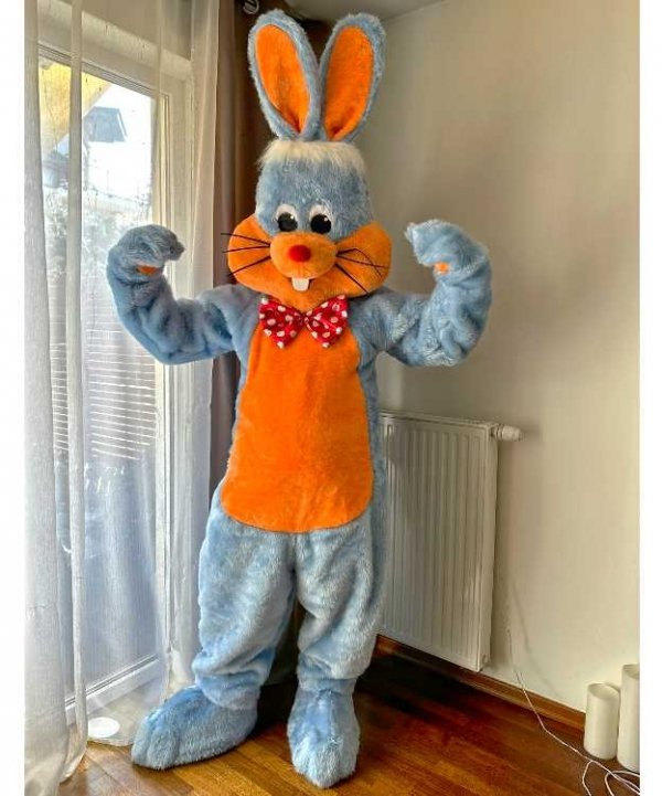 strój reklamowy chodząca maskotka Zając Candy Blue – maskotka reklamowa z kombinezonem, głową i nakładkami na buty