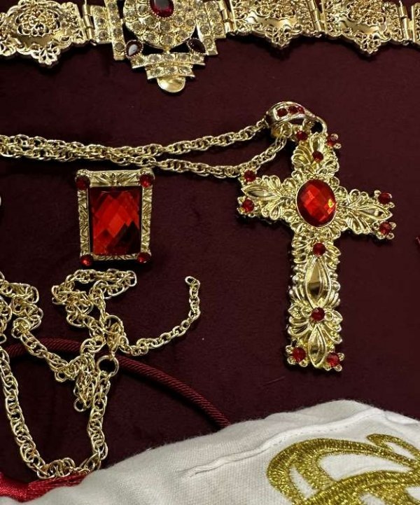 zestaw biżuterii Mikołaja – złoty krzyż na łańcuchu i pierścień z czerwonym kamieniem