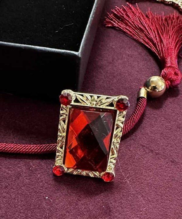 zestaw biżuterii Mikołaja – złoty krzyż na łańcuchu i pierścień z czerwonym kamieniem