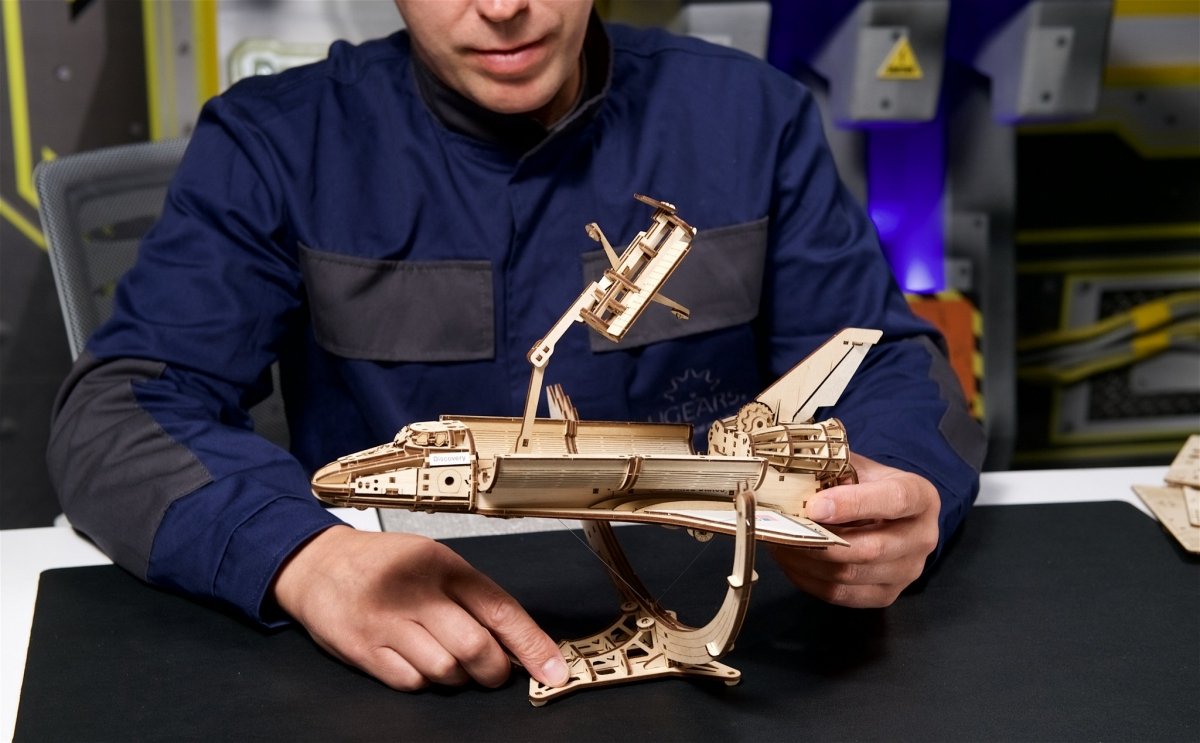 Puzzle 3D Drewniane Wahadłowiec NASA Discovery uGEARS