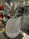 Dekoracyjna figurka srebrnego ananasa z kryształkami - Wytworna ozdoba dla salonu pełnego elegancji