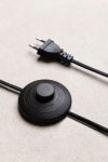 Podłogowa lampa na trójnogu Siri do salonu z abażurem