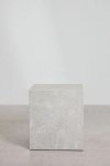 Kwadratowy stolik pomocniczy Aria - SKLUM MDF 45x45 cm w wykończeniu białego marmuru – widok z przodu