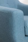 Wygodny fotel Sydney do salonu z drewna kauczukowego, lnu i poliestru niebieski