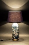 Lampa ceramiczna wysoka 69x38x38 z motywem roślinnym i abażurem