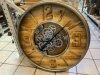 Duży zegar dekoracyjny w stylu vintage, drewniana tarcza z metalowymi cyframi i mechanizmem
