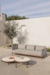 Zestaw ogrodowy Olivia – sofa 3-osobowa z drewna akacjowego i dwa okrągłe stoliki kawowe, idealne na taras, patio i do ogrodu.