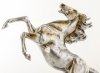 Figurka na podstawce koń wierzgający w kolorze srebrno-złotym