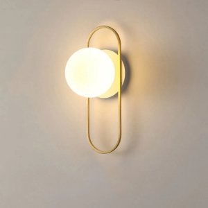 Nowoczesny złoty kinkiet Loop lampa ścienna złota ze szklanym mlecznym kloszem 