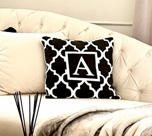 Dekoracyjna poduszka na kanapę do salonu z weluru z monogramem różne kolory i kształty