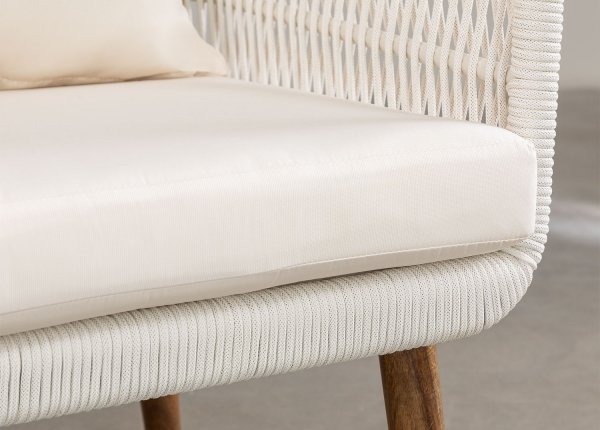 zestaw mebli ogrodowych beker na taras w stylu śródziemnomorskim – sofa 2-osobowa i dwa fotele bez stolika, w naturalnych odcieniach z plecionką i poduszkami