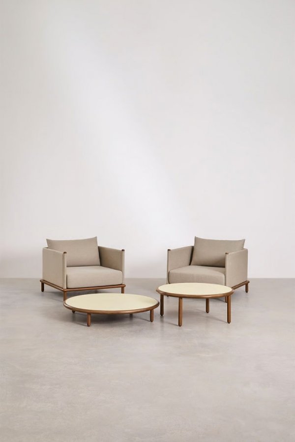 Zestaw wypoczynkowy Olivia z 2 fotelami i 2 stolikami kawowymi z drewna akacjowego w aranżacji salonu SKLUM