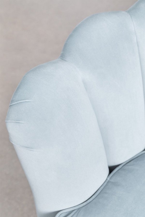 Nowoczesna sofa Keiko do salonu lub poczekalni w stylu glamour-złote nogi niebieska