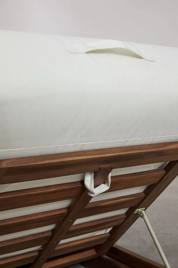 leżanka rozkładana lecia z drewna akacjowego z regulowanym oparciem i wodoodpornymi poduszkami do ogrodu, na taras i balkon marki sklum