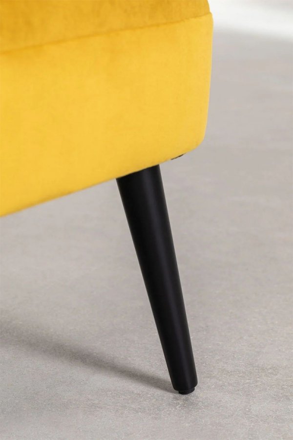 Drewniany fotel z podłokietnikami Isaac do salonu lub gabinetu żółty