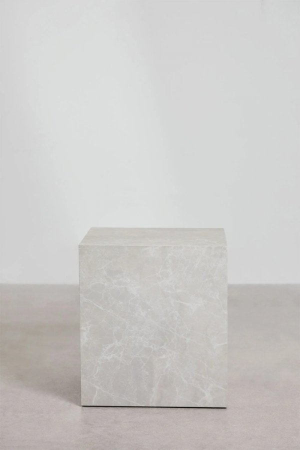 Kwadratowy stolik pomocniczy Aria - SKLUM MDF 45x45 cm w wykończeniu białego marmuru – widok z przodu