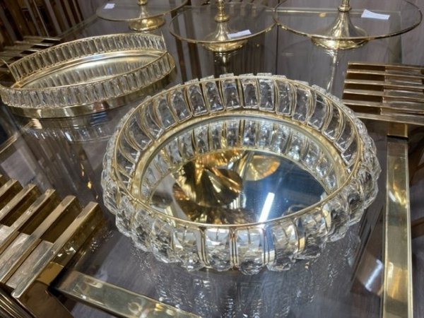 Piękna dekoracyjna misa z kryształami do wytwornego wnętrza okrągła i złota