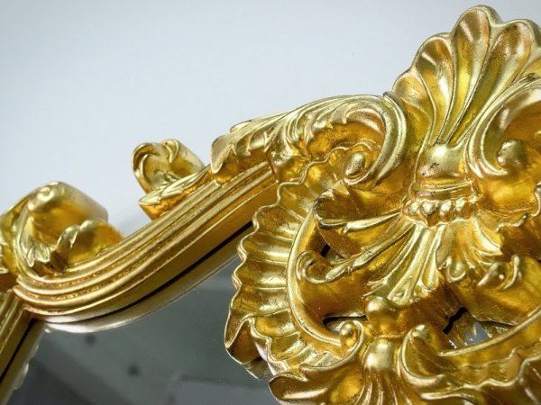 Dekoracyjne stylizowane lustro w złotej ramie do dużego salonu duże lustro na ścianę