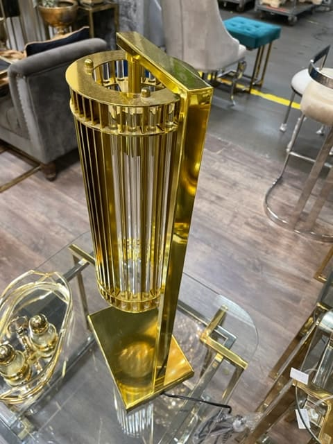 Wytworna lampa stołowa TOWER stojąca z metalu i kryształu o cylindrycznym kształcie glamour złota