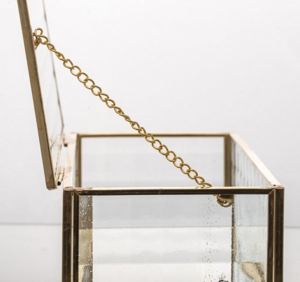 Elegancka metalowo szklana szkatułka ma biżuterię