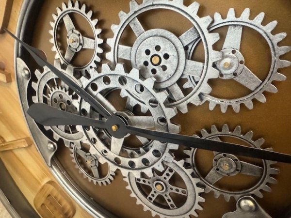 Dekoracyjny zegar vintage z mechanizmem trybikowym, połączenie drewna i metalu, elegancki design