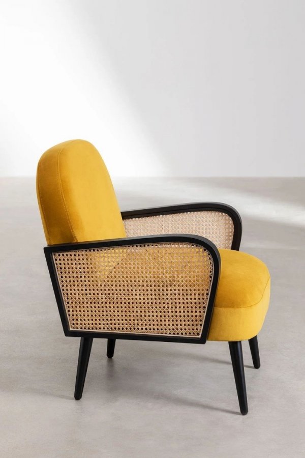 Drewniany fotel z podłokietnikami Isaac do salonu lub gabinetu żółty