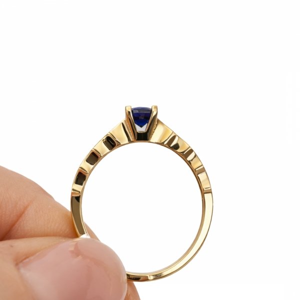 Pierścionek z kamieniami, centralny kamień kolor szafirowy R.15 złoto 585 