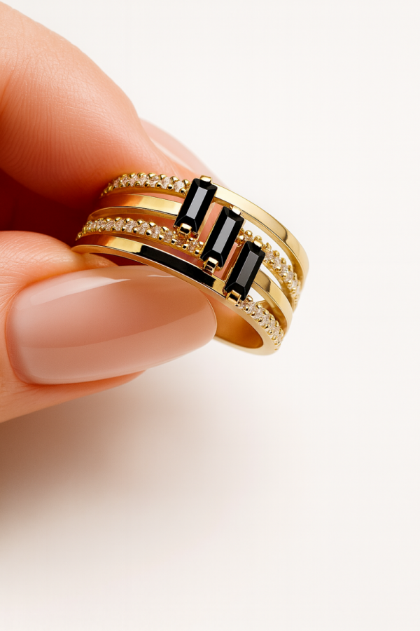 Pierścionek z czarnymi kamieniami R.17 złoto 585