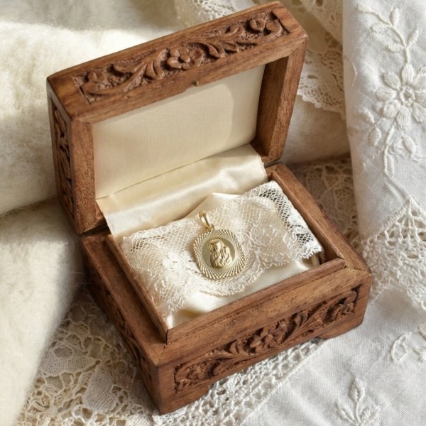 Kwadratowy medalik z wizerunkiem złoto 585