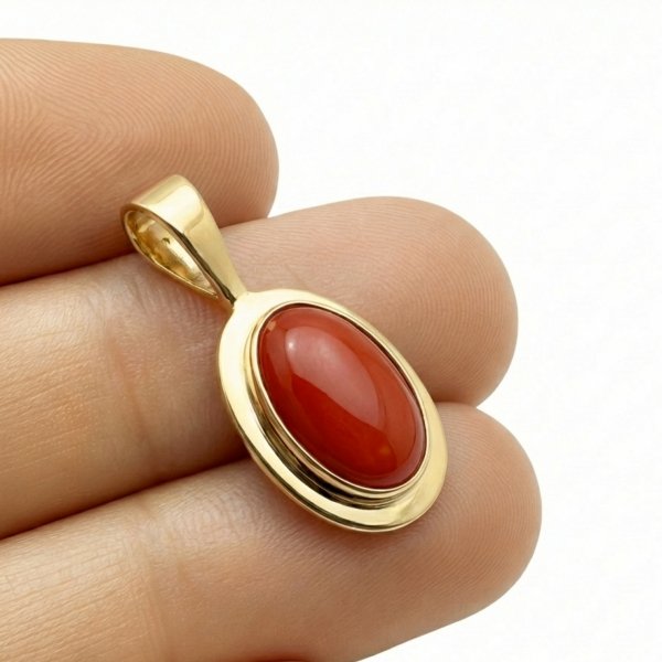 Zawieszka z koralem naturalnym o owalnym kształcie złoto 585 