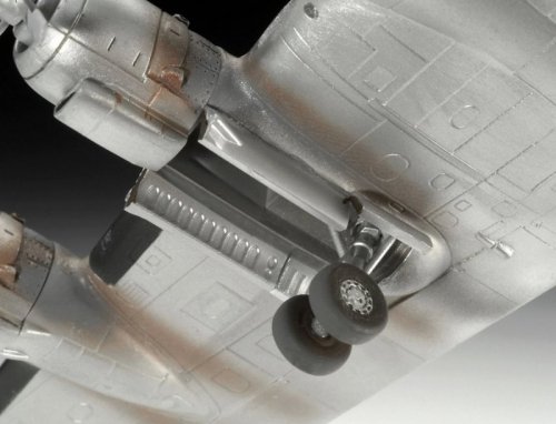 Revell Model plastikowy Lockheed L.1049G Super Constellation Lufthansa