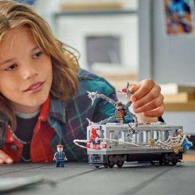 LEGO Klocki Super Heroes 76321 Spider-Man kontra Doc Ock - scena w metrze