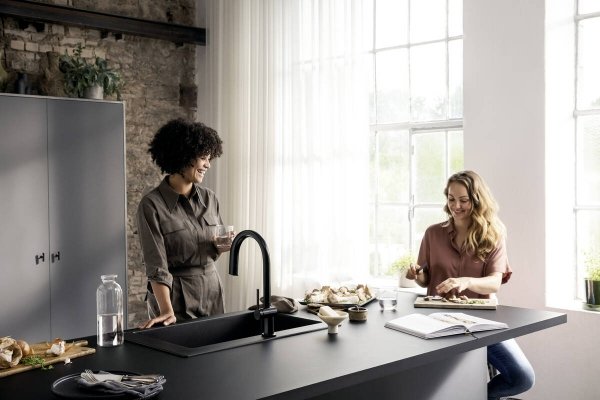 Hansgrohe Aqittura M91 Bateria kuchenna z wyciąganą wylewką z filtrem czarny mat 76801670