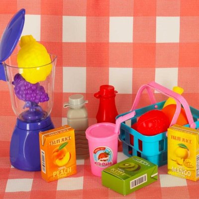 Kosz piknikowy koszyk owoce soki napoje jedzenie prowiant przekąski na piknik