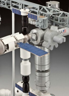 Revell Model plastikowy Zestaw upominkowy 25 rocznica International Space Station ISS  1/144