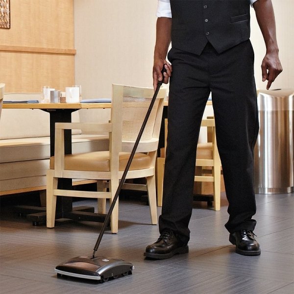 Zamiatarka mechaniczna z podwójnym włosiem Executive Series™ 19 cm, czarna