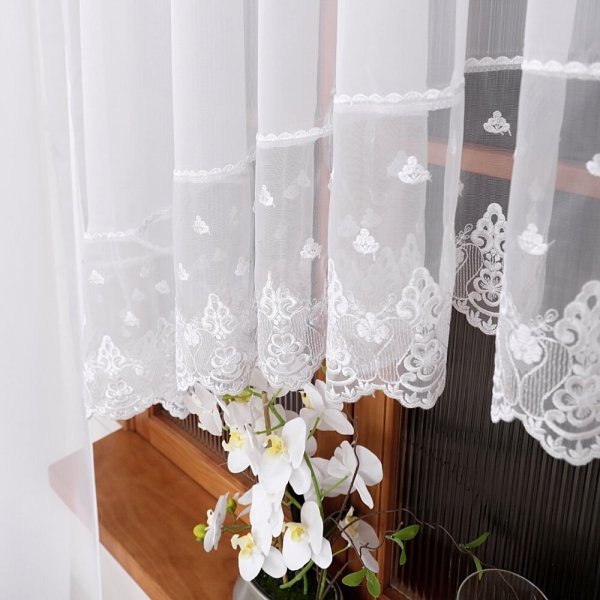 zbliżenie na piekne wykończenie firany