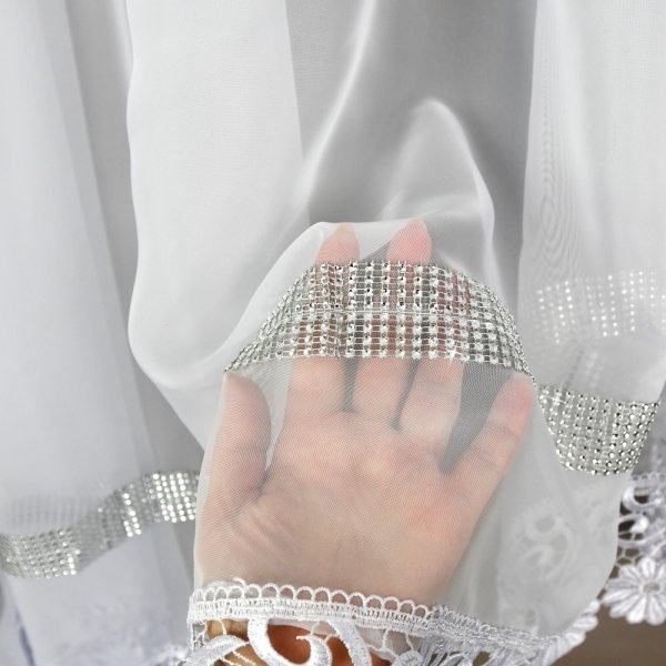 Biżuteryjne zdobienie i biały woal premium – firana gotowa Daisy 500x165.