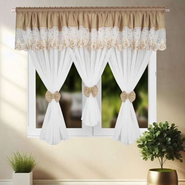 Beżowy komplet Verona na oknie – firana z woalu i mikrofibry z dekoracyjnymi kokardami.