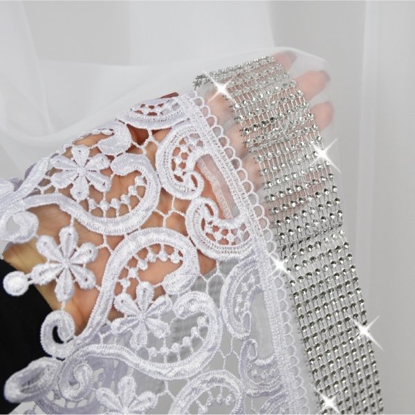 zbliżenie na elegancki detal firany