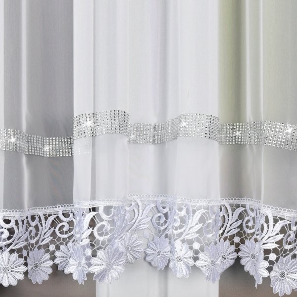 Firana Daisy z tasiemką cyrkoniową i gipiurą w nowoczesnej jadalni.