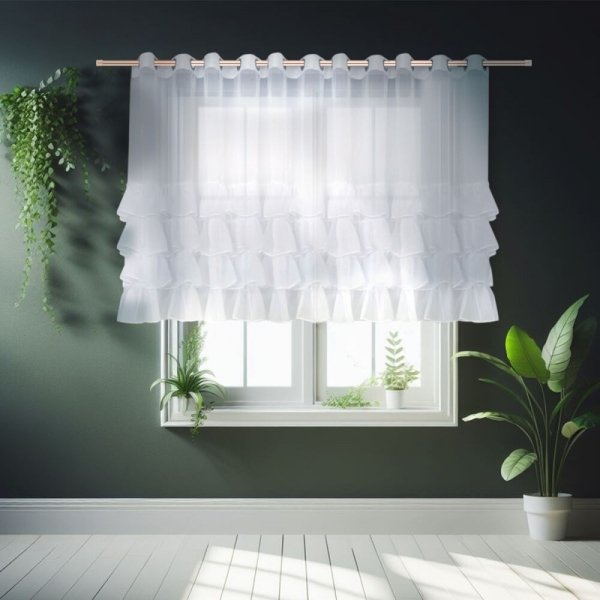 Nowoczesna firana gotowa z falbanami zawieszona na srebrnych przelotkach w ciemniejszym wnętrzu.