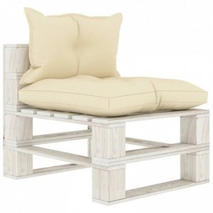 Ogrodowe siedzisko z palet, z kremowymi poduszkami, drewniane