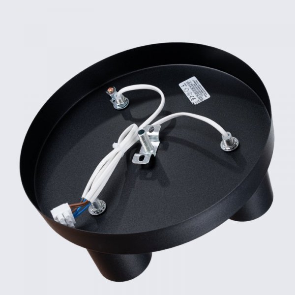 plafon-czarny-sufit-nowoczesny-lampa