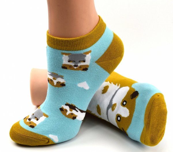 Skarpetki z lisami dla kobiet – bawełniane, lekkie i pełne uroku. Idealne do sneakersów lub domowego relaksu.